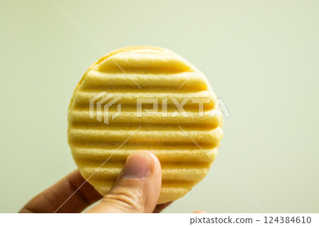 Hand holding a single cookie Hand holding a single cookie 124384610