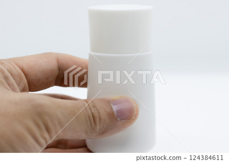 手拿著防曬霜 124384611