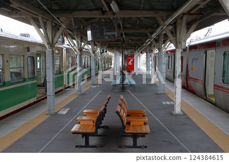 停泊在小諸站的信濃鐵道115系列列車和SR1系列列車 124384615