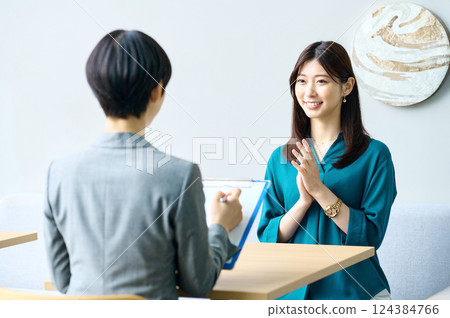 兩位女企業家在辦公室開會。 兩位女企業家在辦公室開會。 124384766
