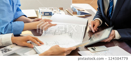 房屋銷售會議現場舉手無表情 房屋銷售會議現場舉手無表情 124384779