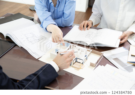 房屋銷售會議現場舉手無表情 124384780