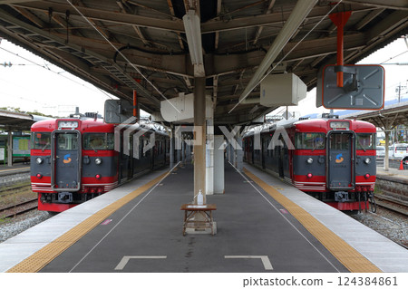 停泊在小諸站(長野縣小諸市)的信濃鐵道115系列車 停泊在小諸站(長野縣小諸市)的信濃鐵道115系列車 124384861