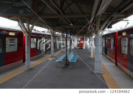 Shinano Railway 115 series train parked at Komoro Station (Komoro City, Nagano Prefecture) 124384862