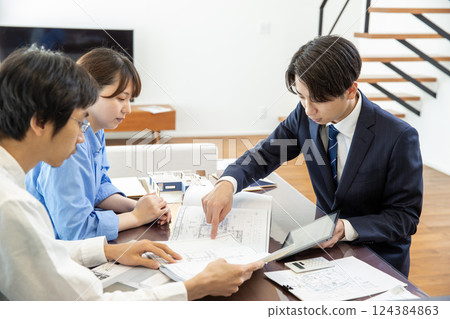 Housing sales: Meeting in a model room 124384863