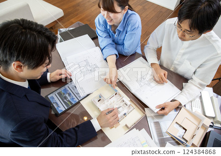 Housing sales: Meeting in a model room Housing sales: Meeting in a model room 124384868