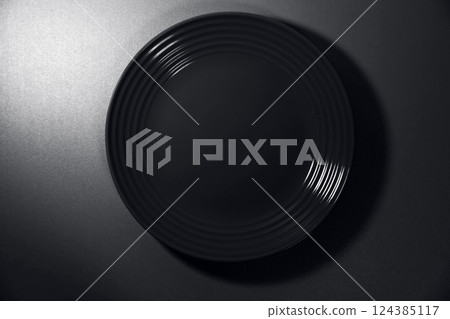 An image of a black plate 124385117
