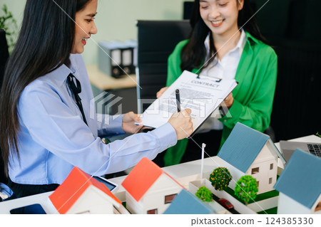 balancing the property sector The real estate agent is explaining the house style to see the house design 124385330