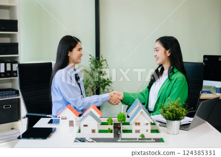 balancing the property sector The real estate agent is explaining the house style to see the house design balancing the property sector The real estate agent is explaining the house style to see the house design 124385331