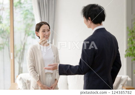 一位女士和一位推銷員正在展示房間 一位女士和一位推銷員正在展示房間 124385782