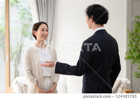 一位女士和一位推銷員正在展示房間 124385783