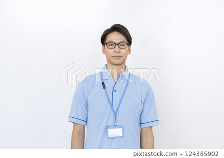 一名 40 多歲的男性機構工作人員看著鏡頭的圖片 124385902