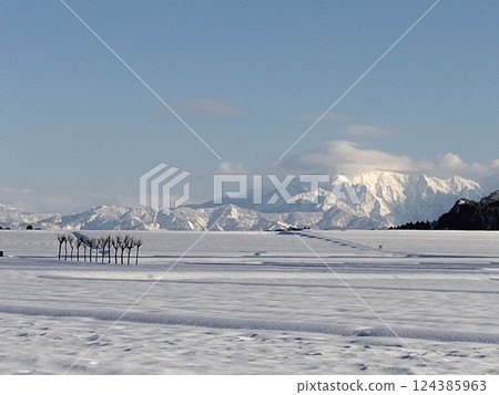 小千谷市池原市越後三山的雪景。 小千谷市池原市越後三山的雪景。 124385963