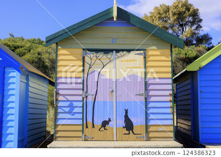 墨爾本海灘上的沐浴箱 124386323