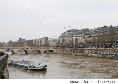 Streets along the Seine 124386543