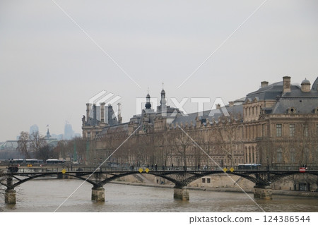 Streets along the Seine 124386544