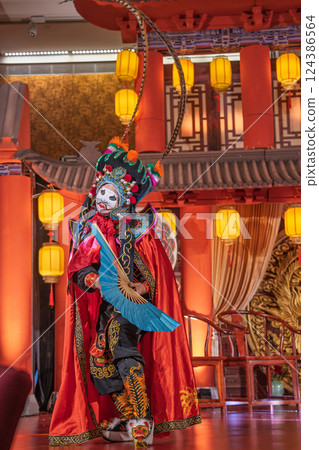 舞台上的中國傳統川劇變臉藝術 舞台上的中國傳統川劇變臉藝術 124386564