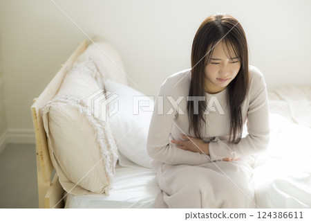 身體不適的女人在床上 身體不適的女人在床上 124386611