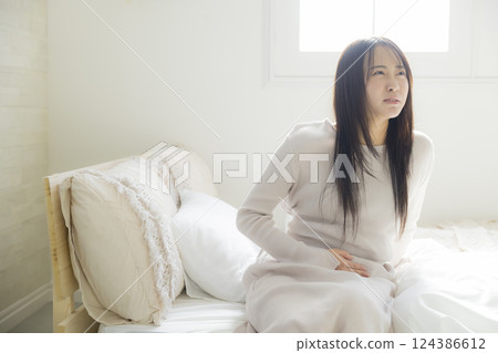 身體不適的女人在床上 身體不適的女人在床上 124386612