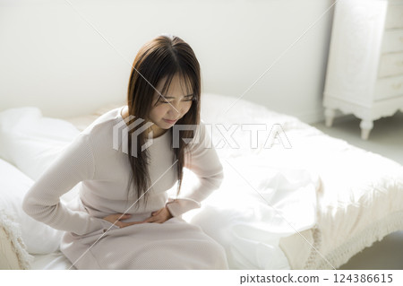 身體不適的女人在床上 124386615