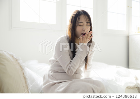 身體不適的女人在床上 身體不適的女人在床上 124386618