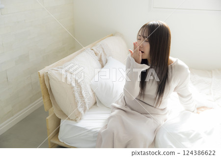 身體不適的女人在床上 124386622