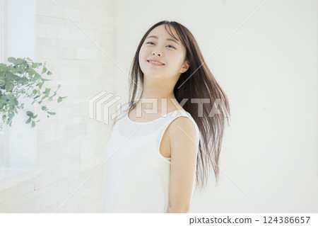 年輕女性的美麗形象 124386657