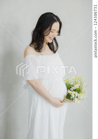 Pregnant woman maternity photo Pregnant woman maternity photo 124386731