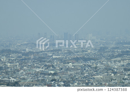 日本東京城市景觀。東京市中心黃沙瀰漫。中心是武藏小杉站前的高層公寓大樓。本來，遠處就可以看到新宿等地了… 124387388