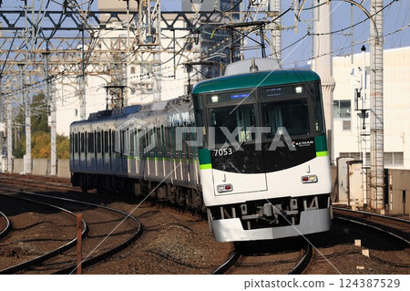 [Keihan] 7000 Series Semi-Express (Keihan Main Line: Owada Station) 124387529