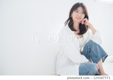 Full-body portrait of a stylish woman wearing earrings in backlight 124387771