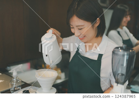 女生 女孩 女性 124387965