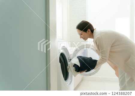 洗衣服的女人 124388207