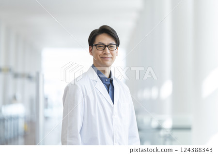 一名身穿白大褂的 40 多歲男子對著鏡頭微笑 124388343