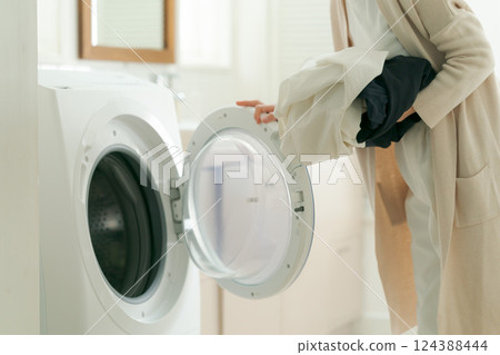 婦女手洗衣服 婦女手洗衣服 124388444
