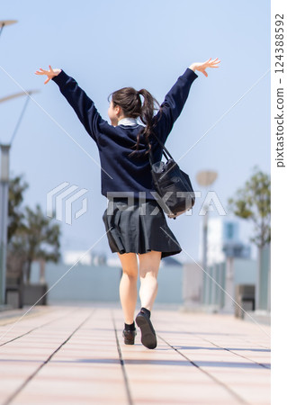 在清爽的藍天下，女高中生活力四射地跳舞 124388592