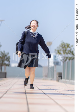 在清爽的藍天下，女高中生充滿活力地奔跑 124388593