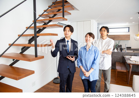 房屋銷售:日本銷售員展示樣品房 房屋銷售:日本銷售員展示樣品房 124388645