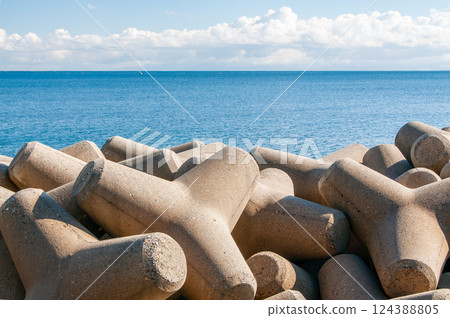 Calm sea and wave-breaking blocks 2 124388805