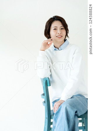 一位坐在牆邊的女人的肖像 124388824