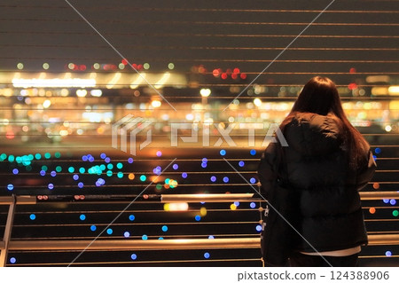 一名女子在夜色中註視著羽田機場 124388906