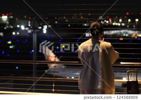 一名女子在夜色中註視著羽田機場 一名女子在夜色中註視著羽田機場 124388909