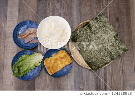 The process of making onigirazu rice balls 124388958