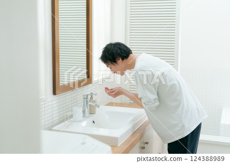 男人在浴室洗臉 124388989
