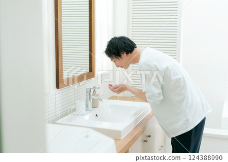 男人在浴室洗臉 124388990