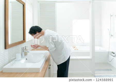 男人在浴室洗臉 124388991