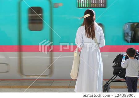 等待新幹線的家長和孩子們 124389003