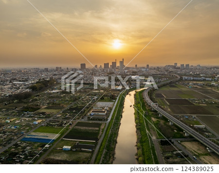 埼玉縣埼玉市的埼玉新都心鳥瞰圖和日落 124389025