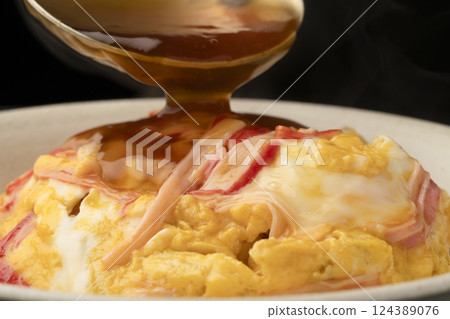 天津飯：用湯匙將熱氣騰騰的醬汁淋在米飯上 124389076