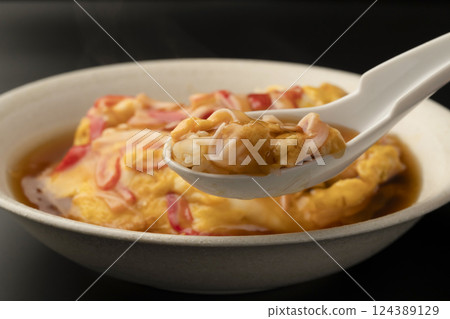 用湯匙舀起熱氣騰騰的天津飯 用湯匙舀起熱氣騰騰的天津飯 124389129